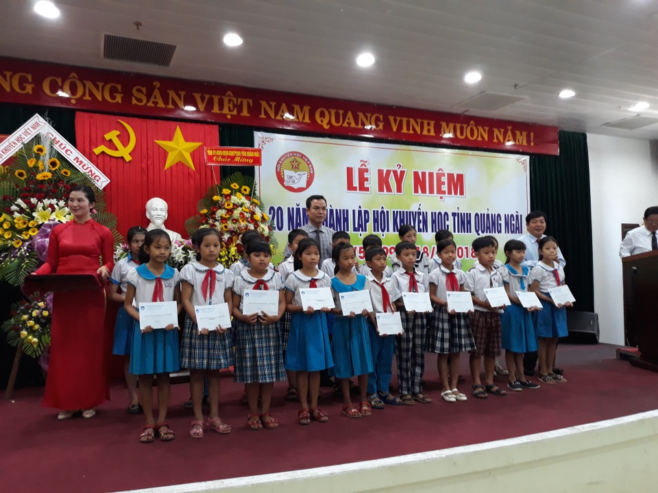 Kỷ niệm 20 năm thành lập Hội Khuyến học tỉnh Quảng Ngãi - 1 Hội Khuyến học tỉnh Quảng Ngãi và các huyện, thành phố đã vận động được trên 132,5 tỷ đồng để trao 900.000 suất học bổng cho học sinh, sinh viên