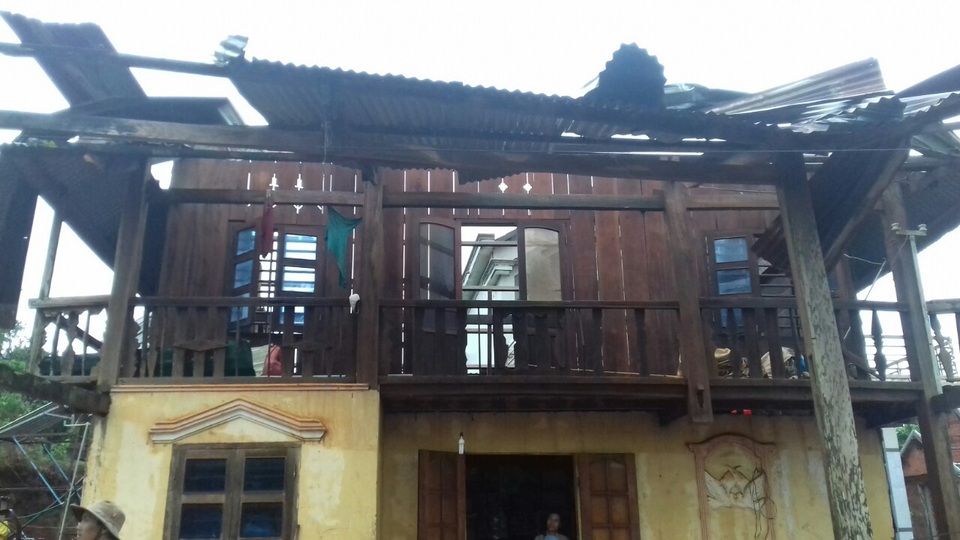 Lốc xoáy liên tục xuất hiện, nhiều địa phương bị ảnh hưởng nặng nề - 2 Một căn nhà tại xã Đắk R’Tih bị hư hỏng nặng