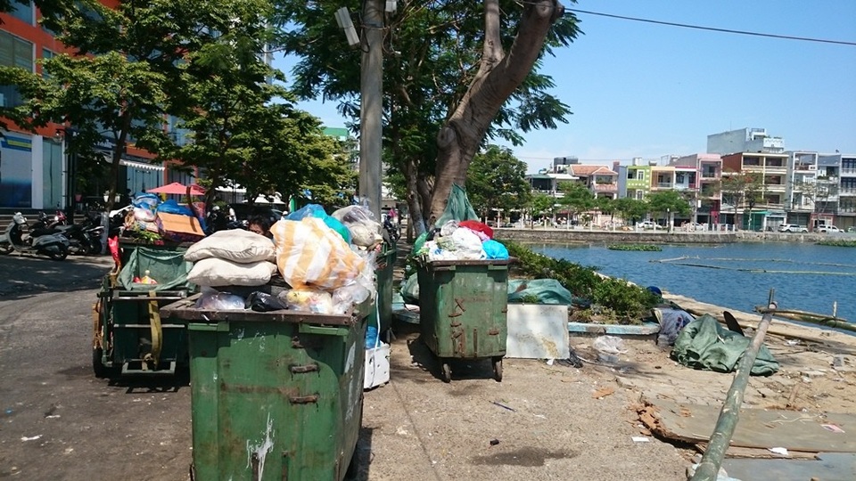 Đà Nẵng: Bờ hồ sinh thái thành trạm trung chuyển rác - 1 Rác thải tập kết ở bờ hồ Thạc Gián