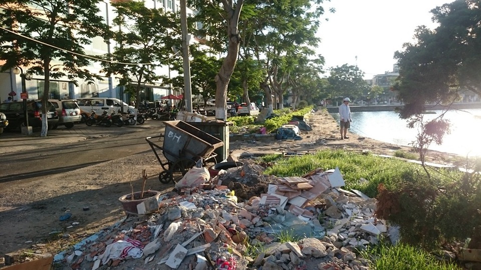 Đà Nẵng: Bờ hồ sinh thái thành trạm trung chuyển rác - 4 Thế nhưng không gian, không khí trong lành xung quanh hồ bị ô nhiễm bởi vỉa hè, bồn hoa ở đây đầy rác thải, xà bần