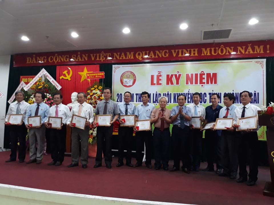 Kỷ niệm 20 năm thành lập Hội Khuyến học tỉnh Quảng Ngãi - 3 87 cá nhân thuộc Hội Khuyến học tỉnh Quảng Ngãi được trao Kỷ niệm chương vì sự nghiệp khuyến học