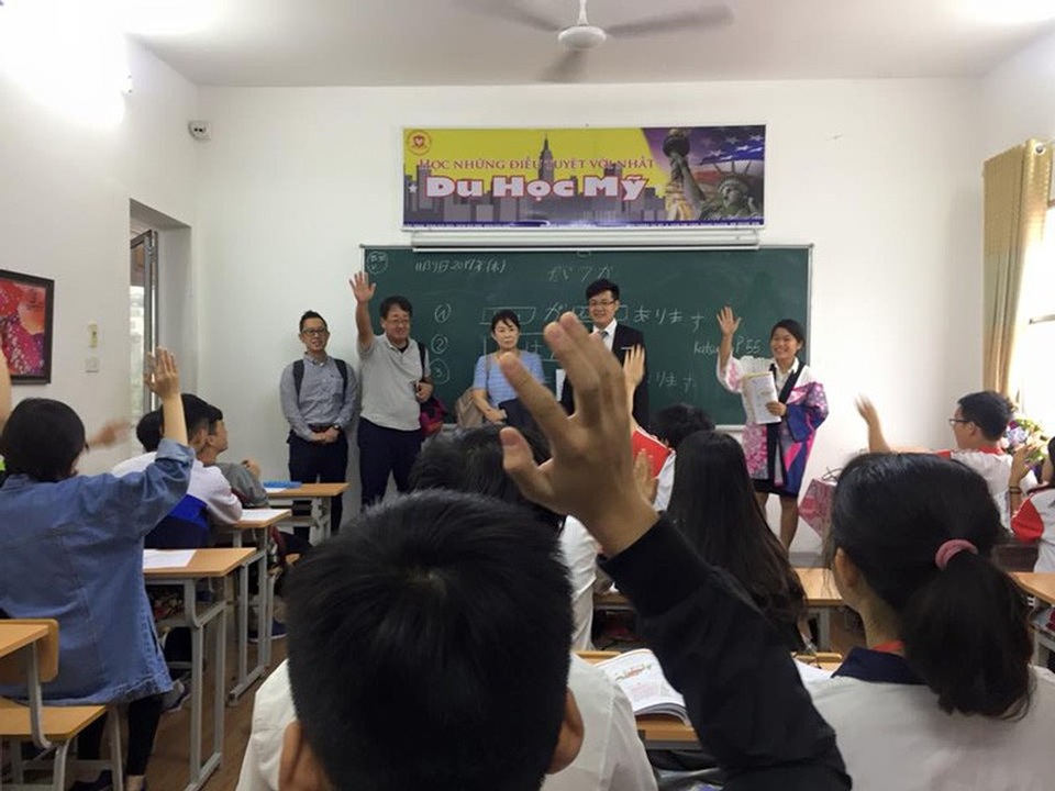 5 điểm nổi bật khi xét tuyển vào lớp 10 trường THPT Hoàng Long (Hà Nội Tokyo) - 4
Học sinh trường THPT Hoàng Long (Hà Nội Tokyo) giao lưu với lãnh đạo trường Fuji Language