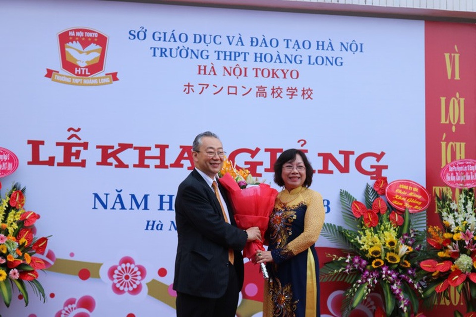 5 điểm nổi bật khi xét tuyển vào lớp 10 trường THPT Hoàng Long (Hà Nội Tokyo) - 3
Ông Ando Toshiki - Giám đốc Japan Foundation tại Việt Nam tặng hoa chúc mừng lễ khai giảng THPT Hoàng Long