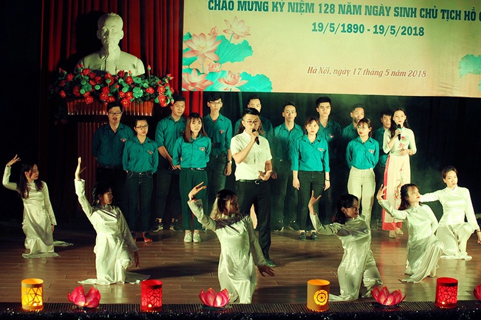 Xúc động nghe nữ sinh ĐH Điện lực kể câu chuyện về Bác Hồ - 3 LCĐ Chất lượng cao hát Dấu chân phía trước