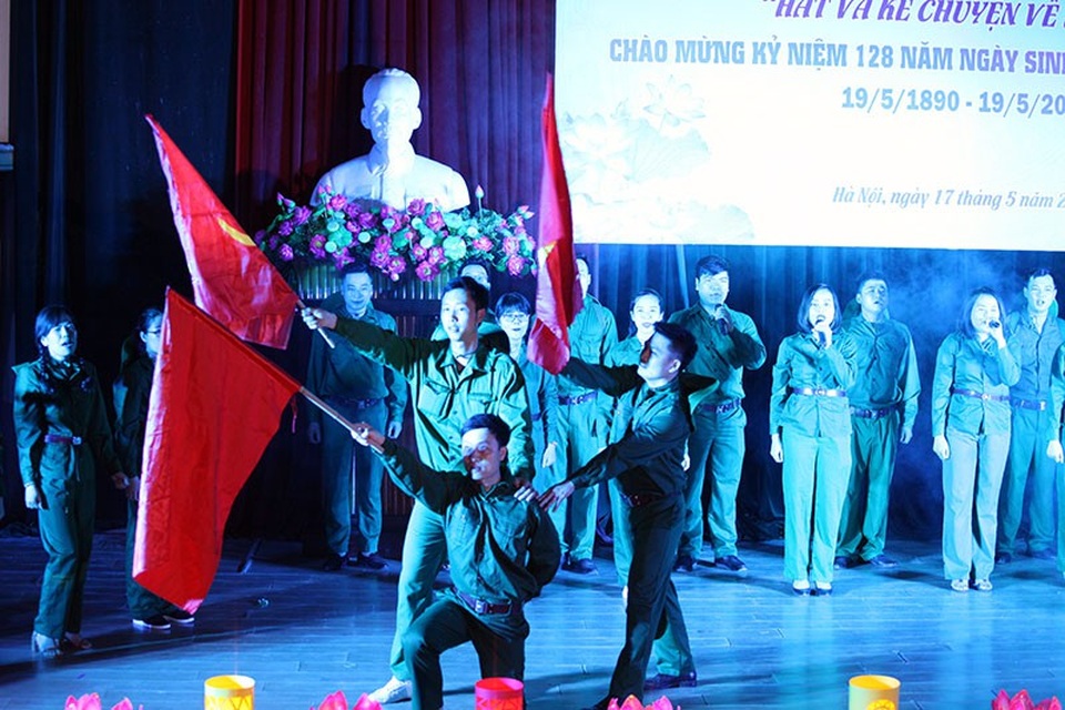 Xúc động nghe nữ sinh ĐH Điện lực kể câu chuyện về Bác Hồ - 5 LCĐ Cơ quan hát Bác đang cùng chúng cháu hành quân