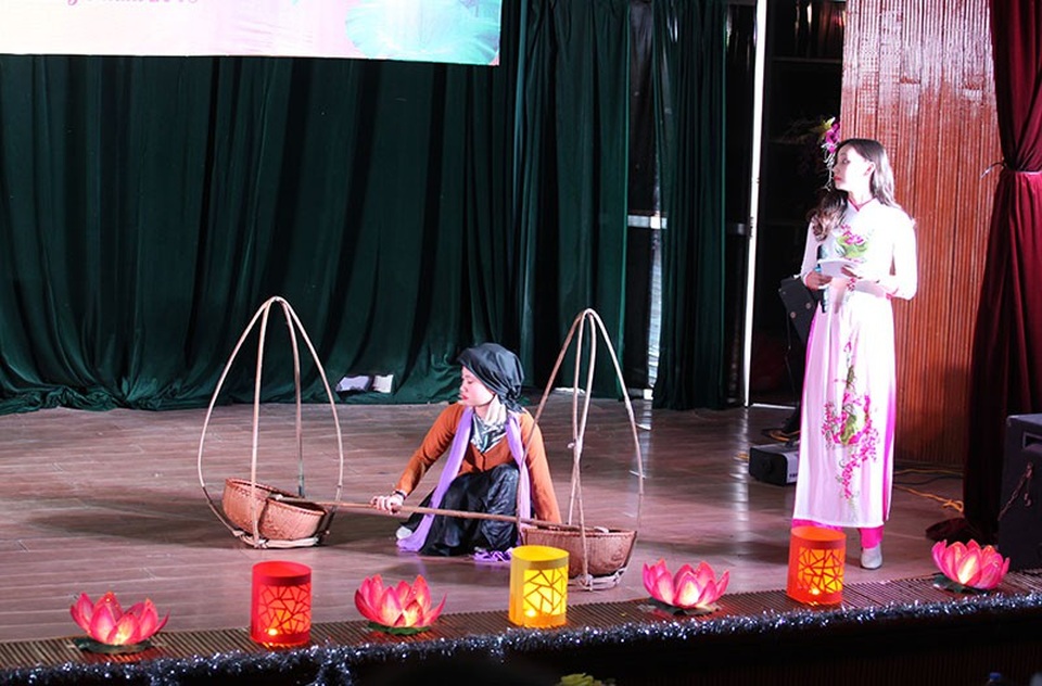 Xúc động nghe nữ sinh ĐH Điện lực kể câu chuyện về Bác Hồ - 2 LCĐ Chất lượng cao với tiết mục kể chuyện Bác Hồ ra đi tìm đường cứu nước