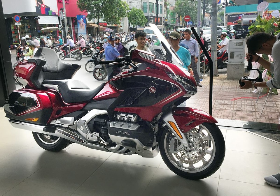 Bắt đầu bán CBR1000RR và GoldWing, Honda gia nhập thị trường xe phân khối lớn Việt Nam - 3
Ngoài việc bán xe, Honda Moto còn cung cấp dịch vụ sửa chữa, phụ tùng chính hãng và hướng dẫn lái xe an toàn.