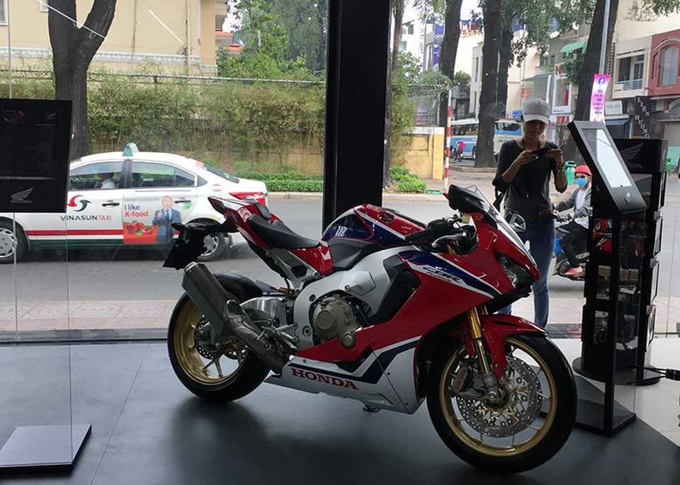 Bắt đầu bán CBR1000RR và GoldWing, Honda gia nhập thị trường xe phân khối lớn Việt Nam - 4 Đại diện Honda Việt Nam cho biết, sau đại lí Honda Moto ở Tp Hồ Chí Minh, sẽ có thêm một đại lí khác tại Hà Nội nhưng địa điểm và thời gian ra mắt vẫn chưa được xác định.