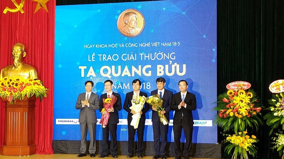 Vinh danh 3 nhà khoa học nhận Giải thưởng Tạ Quang Bửu năm 2018 - 1
Phó Thủ tướng Vũ Đức Đam tặng hoa chúc mừng 3 nhà khoa học nhận Giải thưởng Tạ Quang Bửu năm 2018.
