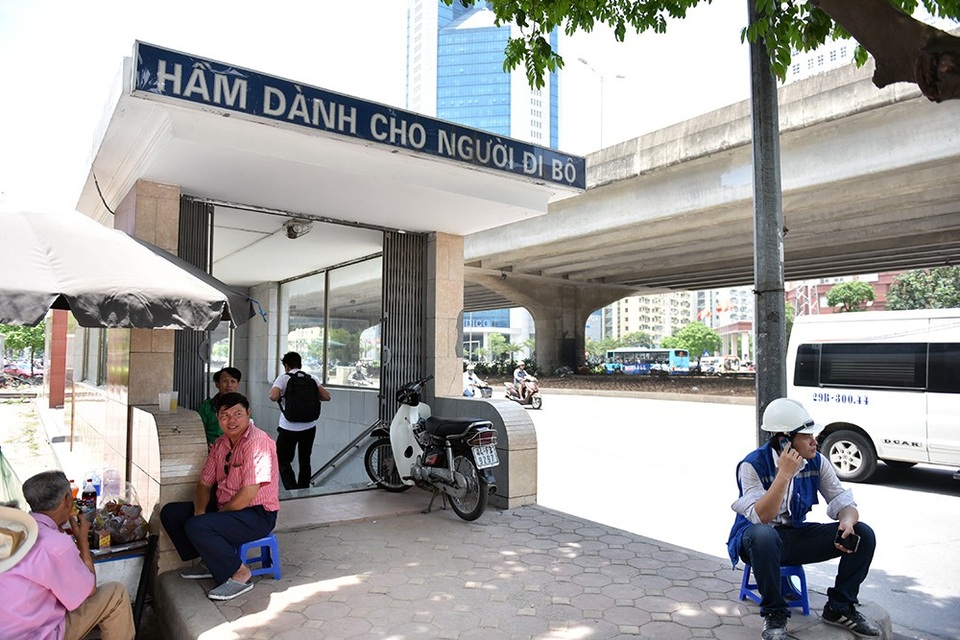 Hầm chui đi bộ ở Hà Nội được lát mới đá nền - 1
Hơn 10 ngày nay, Công ty cổ phần Công trình giao thông 2 đã tiến hành thay gạch lát bậc thang lên xuống hầm đi bộ H4 trên đường Phạm Hùng.