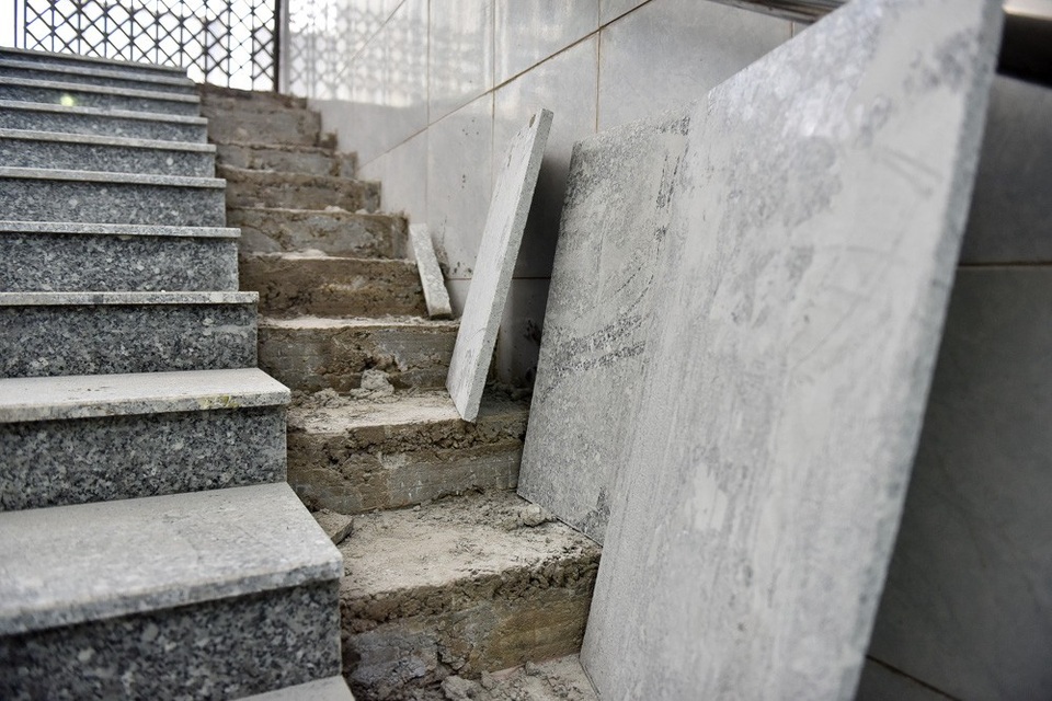 Hầm chui đi bộ ở Hà Nội được lát mới đá nền - 7
Được biết, loại đá granite thay thế được đưa từ Bình Định về Hà Nội.