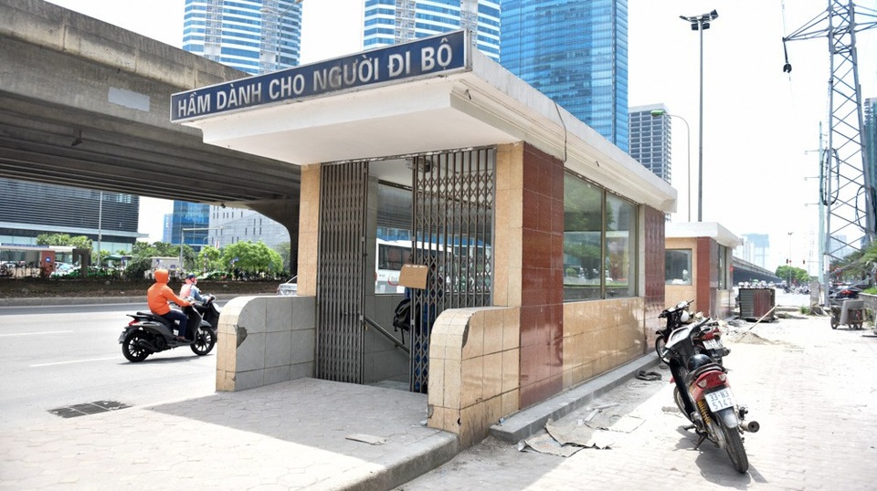 Hầm chui đi bộ ở Hà Nội được lát mới đá nền - 10
Theo đại diện của Công ty CP Công trình giao thông 2 Hà Nội, tổng diện tích đá lát lại khoảng 175 m2, chi phí gần 130 triệu đồng.