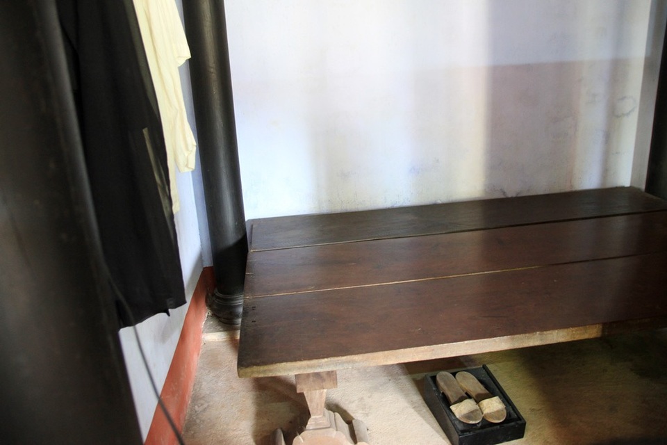 Thăm ngôi nhà thơ ấu của Bác Hồ tại Huế - 11 Giường ngủ của thân phụ Bác Hồ
