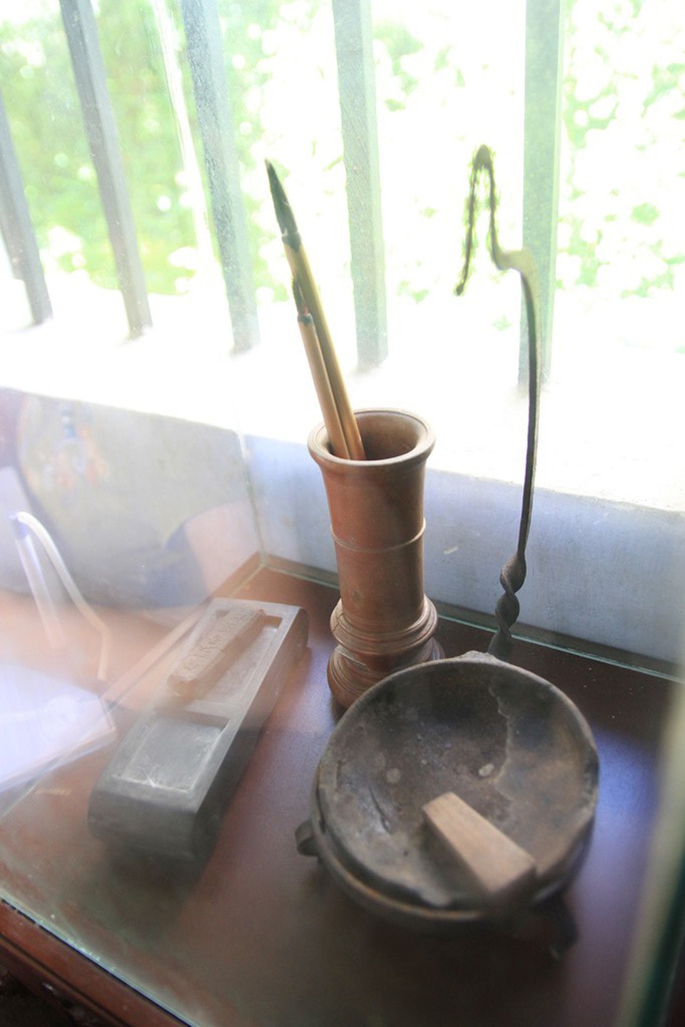 Thăm ngôi nhà thơ ấu của Bác Hồ tại Huế - 5 Nghiên bút mực