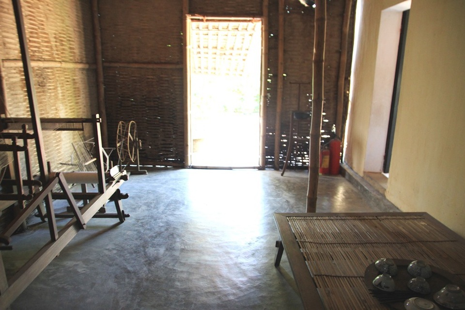 Thăm ngôi nhà thơ ấu của Bác Hồ tại Huế - 17 Quang cảnh gian bếp bằng tranh tre nứa phết đất sét