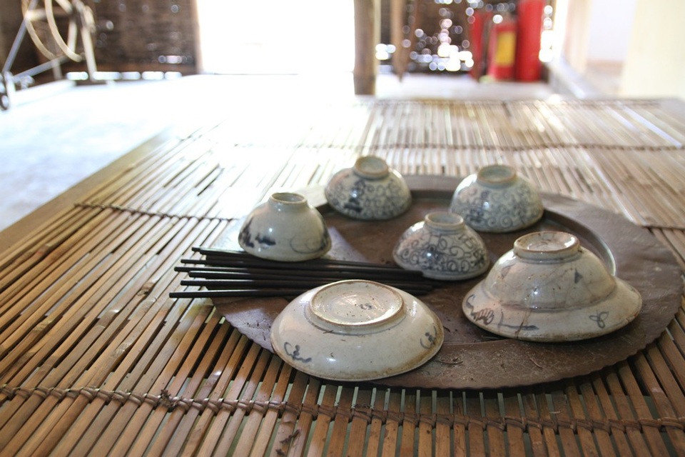 Thăm ngôi nhà thơ ấu của Bác Hồ tại Huế - 16 Mâm chén bát đũa để ăn cơm hàng ngày của Bác Hồ thời ấu thơ và gia đình