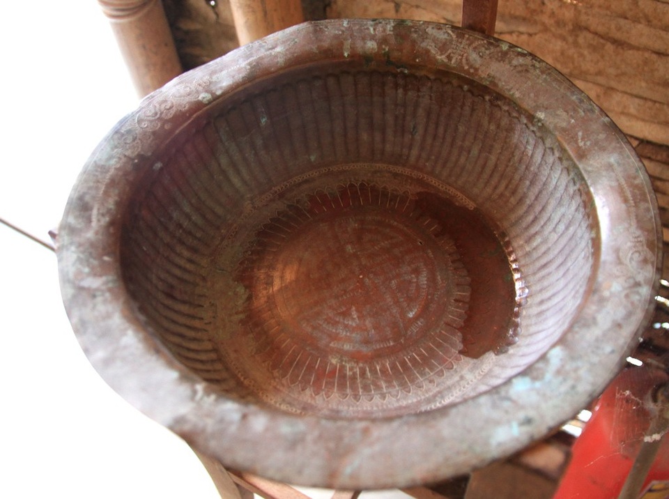 Thăm ngôi nhà thơ ấu của Bác Hồ tại Huế - 14 Chậu rửa mặt ở nhà bếp