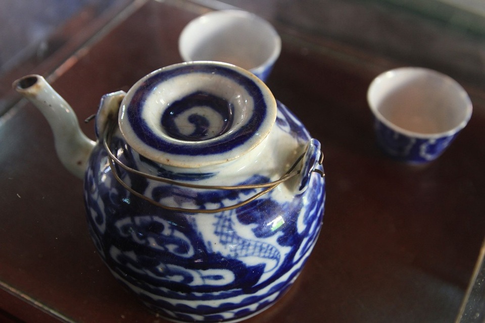 Thăm ngôi nhà thơ ấu của Bác Hồ tại Huế - 6 Ấm nước trà nhà hay uống ở gian giữa nhà
