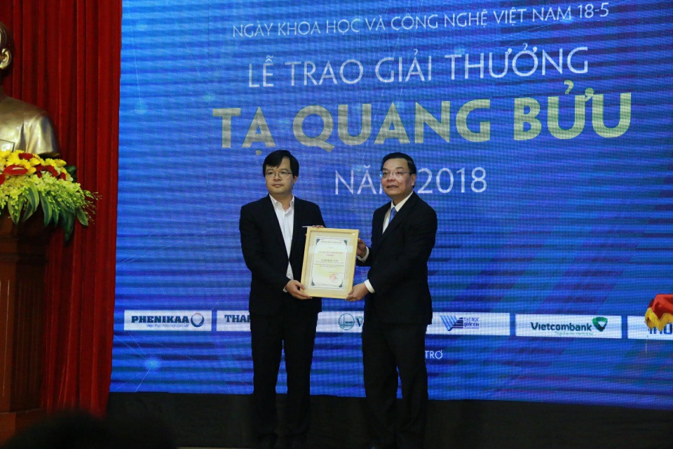 "Niềm vui của một nhà khoa học đó là tạo nên những khám phá thú vị" - 1
Bộ trưởng Bộ KH&CN Chu Ngọc Anh trao tặng Giải thưởng Tạ Quang Bửu năm 2018 dành cho nhà khoa trẻ TS. Đỗ Quốc Tuấn.