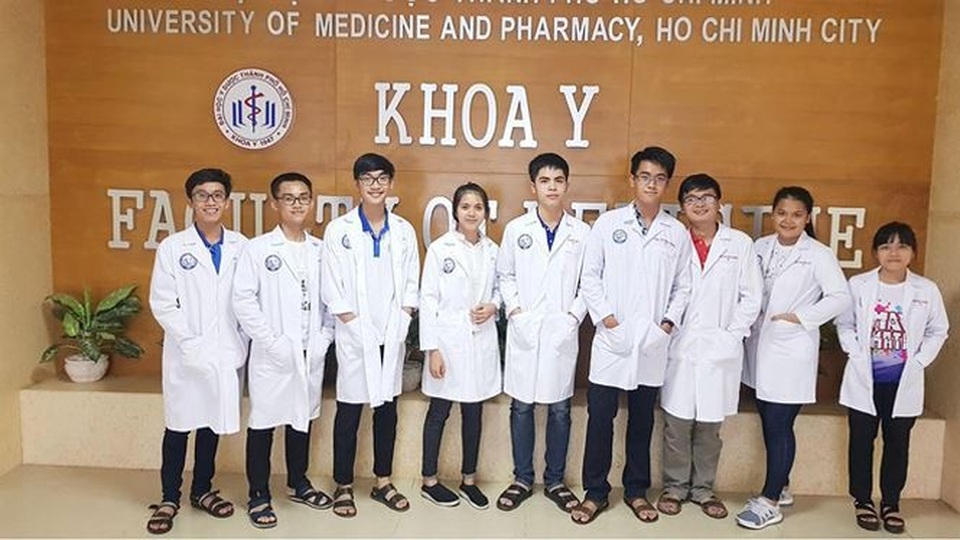 Thủ khoa khối B chia sẻ bí quyết học “nước rút” để đạt điểm cao - 1 Thủ khoa khối B năm 2017 Lê Hữu Hiếu giờ đã là chàng sinh viên Y khoa (Hiếu đứng giữa).