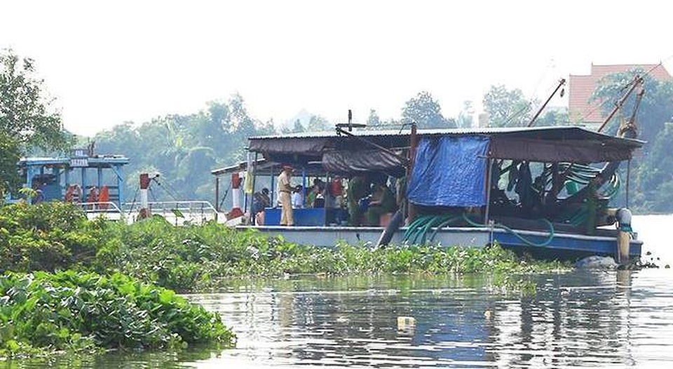 Sà lan nghìn tấn lập úp trên sông, 3 người mất tích - 1 Đoạn sông sà lan bị chìm (Ảnh: Vĩnh Thủy)