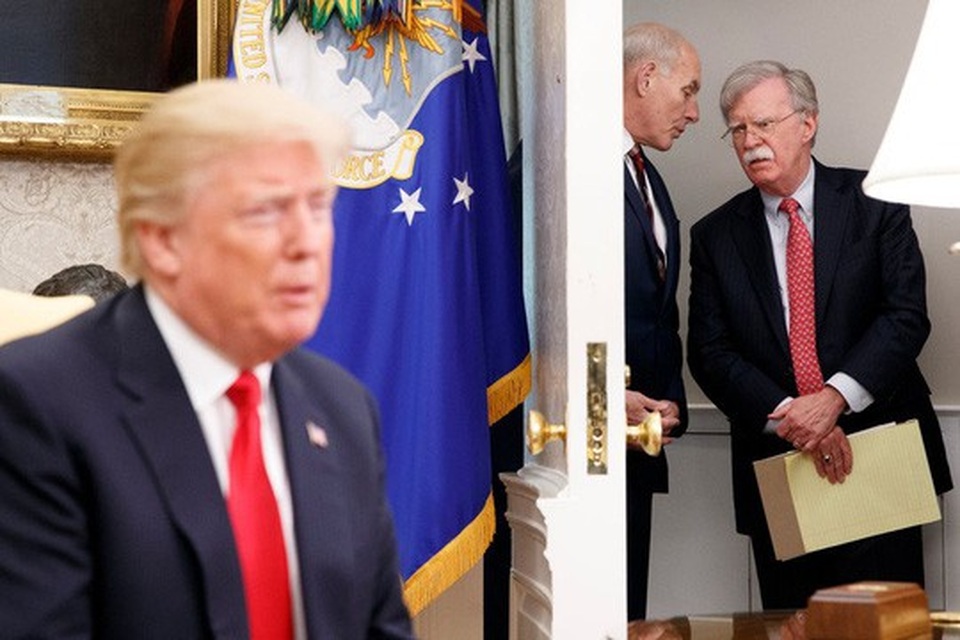 Hai mặt của chính sách ông Trump - 1
Cố vấn an ninh quốc gia John Bolton (bìa phải) được cho là ủng hộ mạnh mẽ chuyện thay đổi chế độ ở IranẢnh: THE NEW YORK TIMES