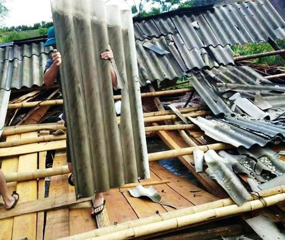 Lốc xoáy liên tục xuất hiện, nhiều địa phương bị ảnh hưởng nặng nề - 3 Một ngôi nhà bị lốc xoáy làm sập hoàn toàn.