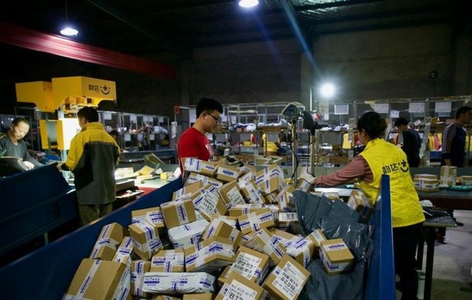 Làng lúa đổi đời nhờ nghề... may đồ lót - 2 Công ty Yunda Express nhận chuyển 20.000 hộp đồ lót mỗi ngày. (Ảnh: SMCP)