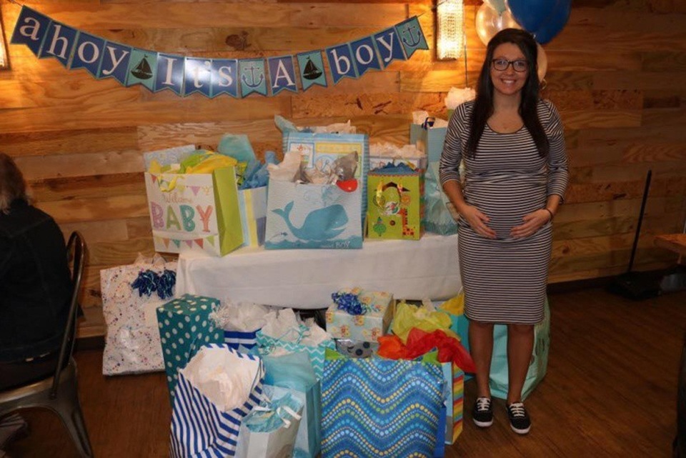 Joni trong bữa tiệc tiết lộ giới tính đứa trẻ