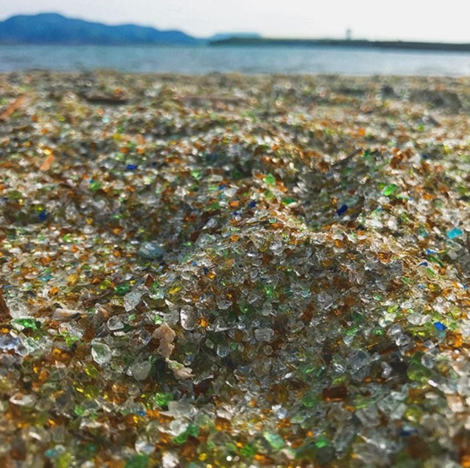 Vẻ đẹp kỳ lạ của bãi biển thủy tinh Nhật Bản - 4 Đi trên bãi cát thủy tinh vô cùng an toàn chứ không nguy hiểm như nhiều người vẫn tưởng