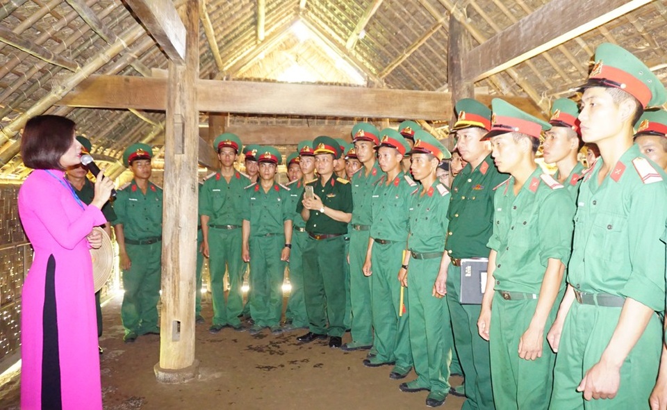 Triệu tấm lòng về với "quê chung" - 4 Các tân binh Lữ 16 Pháo binh Quân khu 4 về thăm quê Bác