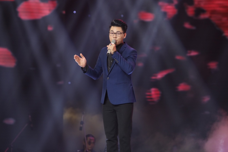 Tiến sĩ 9X Duy Cường kết hợp hai bản bolero quen thuộc “Xót xa - Áo em chưa mặc một lần” để thi tài trong đêm chung kết. Học trò Ngọc Sơn thể hiện tốt cả kỹ thuật lẫn cảm xúc khi xử lý bài hát.