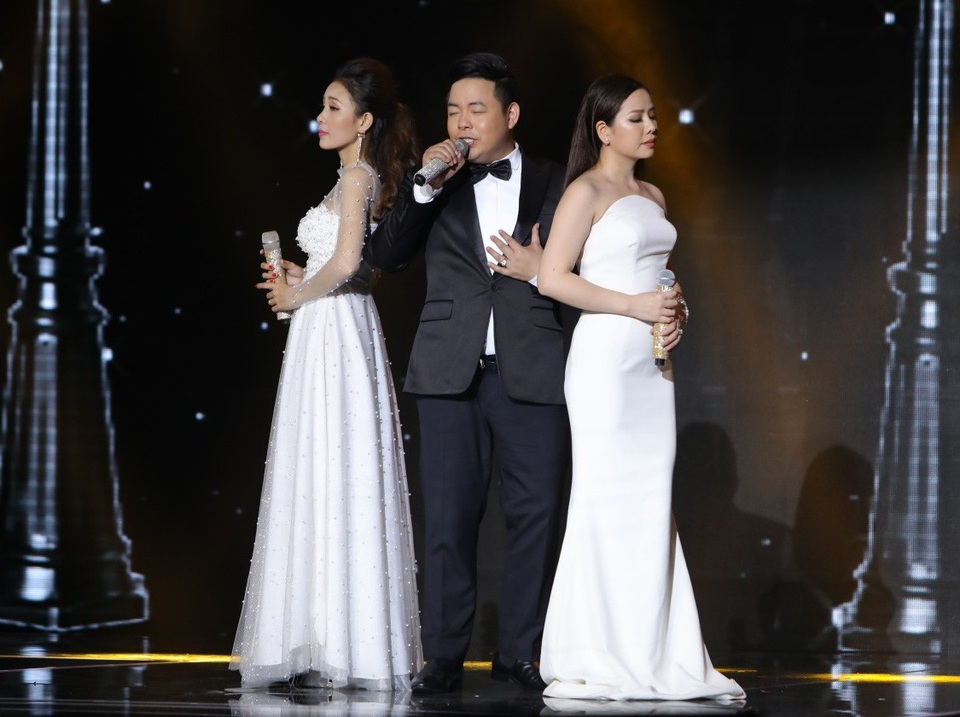 Trong phần song ca, HLV Quang Lê cùng học trò Thanh Lan, Thúy Lan trong bài hát “Chia tay”.