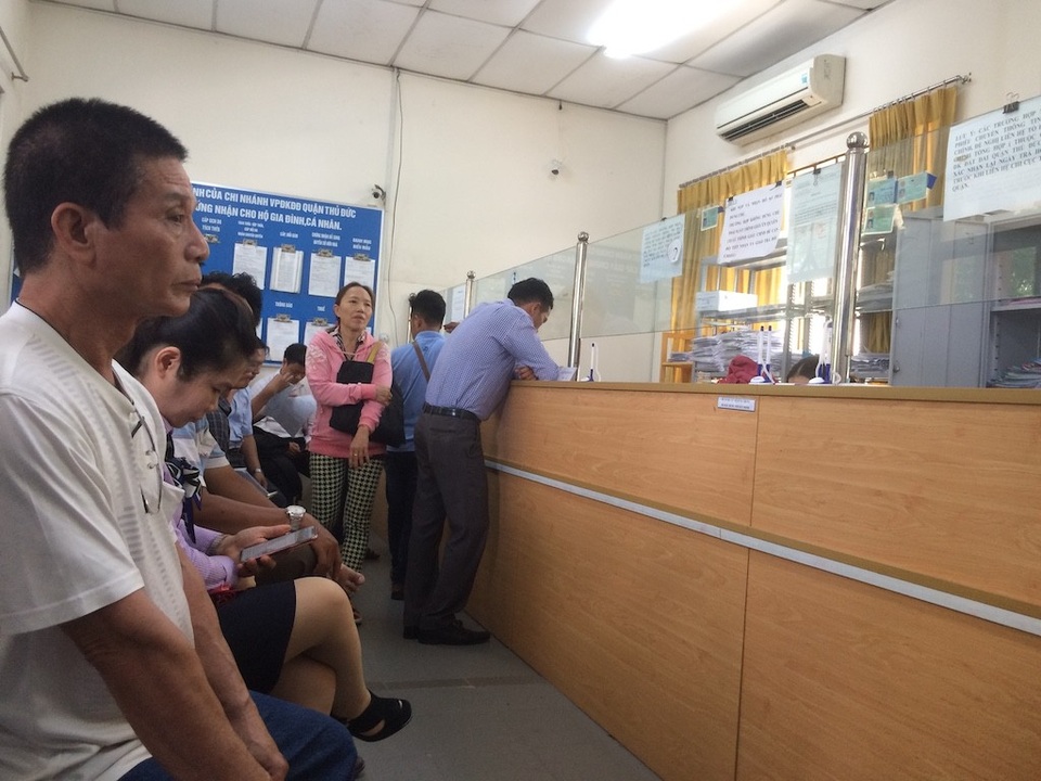 Cải cách hành chính TPHCM: Chờ vào kho dữ liệu dùng chung? - 2 Người dân đến làm thủ tục tại chi nhánh Văn phòng đăng ký đất đai quận Thủ Đức