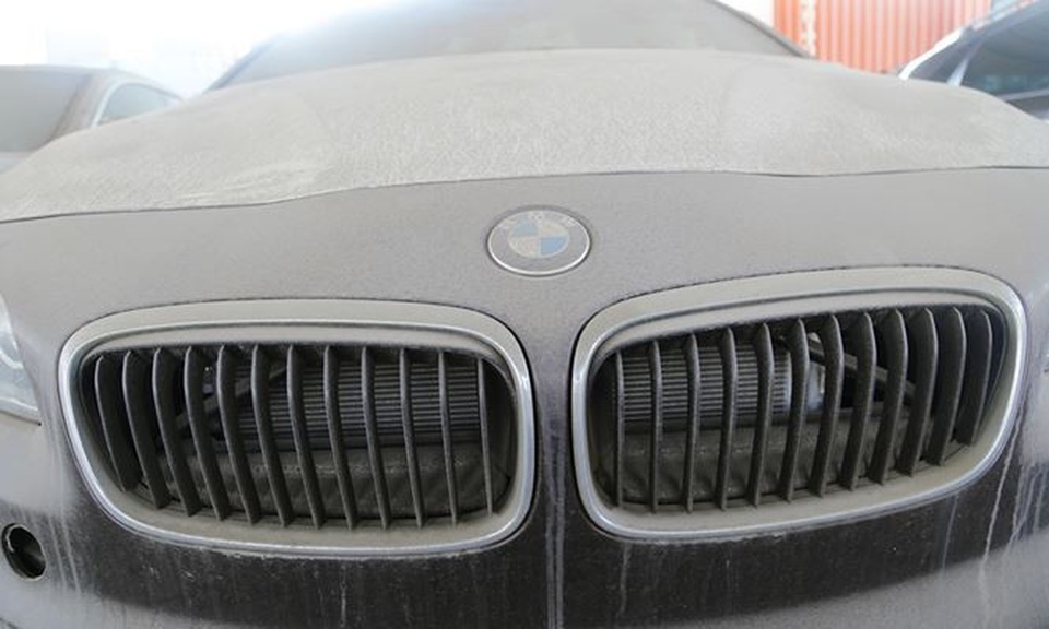 Cận cảnh lô xe BMW nằm phơi nắng, phủ bụi ở cảng Sài Gòn - 9
Lưới tải nhiệt đặc trưng BMW, logo BMW phía trên cũng bị che mờ bởi bụi bẩn.