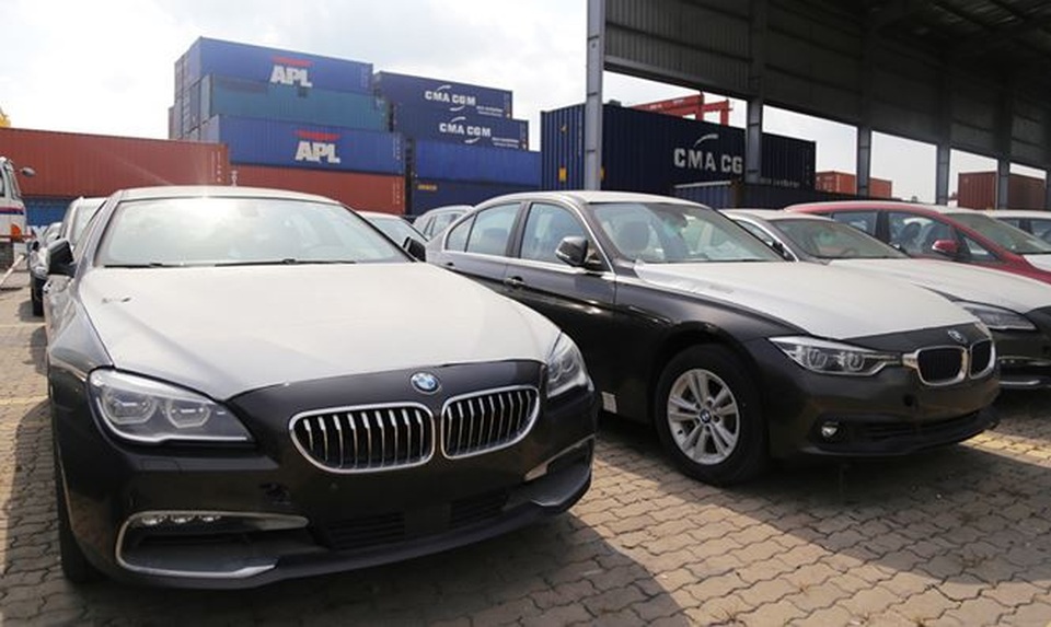 Cận cảnh lô xe BMW nằm phơi nắng, phủ bụi ở cảng Sài Gòn - 2
Với những chiếc BMW sau khi hoàn tất thủ tục tái xuất, chủ sở hữu phải chịu các phí phạt và chi phí lưu kho bãi. Riêng tiền lưu kho bãi ước tính hàng tỷ đồng cho thời gian hơn một năm rưỡi qua.