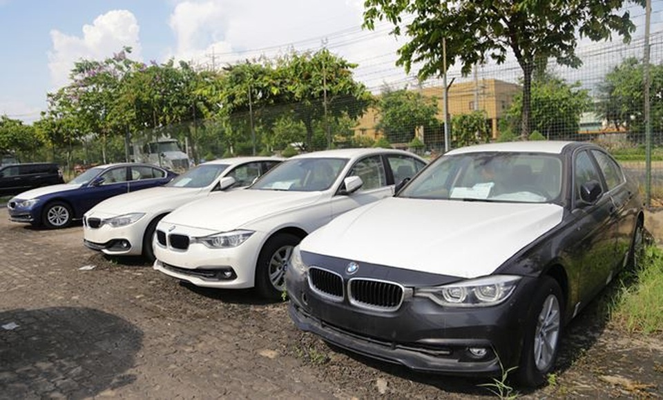 Cận cảnh lô xe BMW nằm phơi nắng, phủ bụi ở cảng Sài Gòn - 3
Số còn lại 133 chiếc BMW đã mở tờ khai, nằm phơi nắng, phủ bụi vẫn chưa xác định được số phận do đang được phục vụ công tác điều tra.