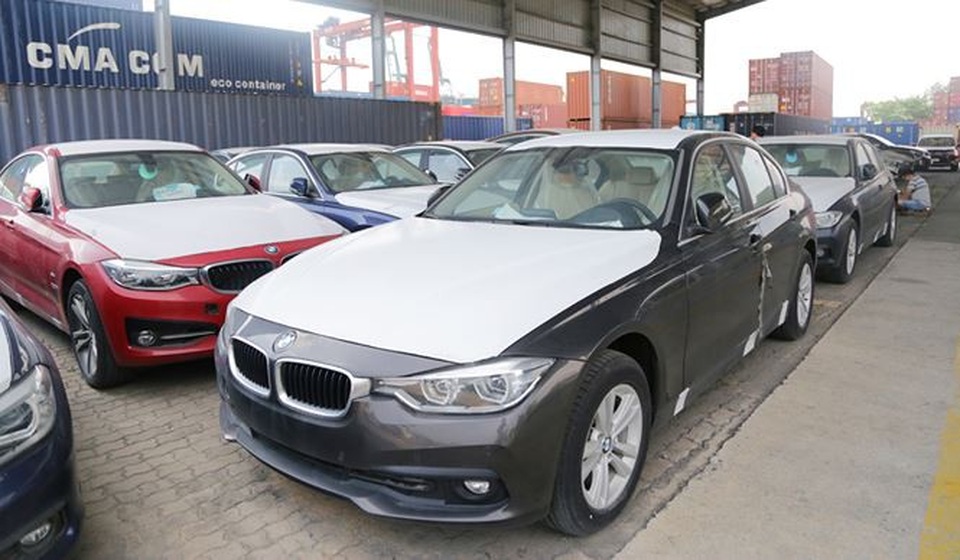Cận cảnh lô xe BMW nằm phơi nắng, phủ bụi ở cảng Sài Gòn - 4
Những chiếc BMW nằm ngoài trời phải phơi nắng, mưa trong khi ở bên trong khu vực có mái che, lớp bụi dày bám đầy trên thân xe.
