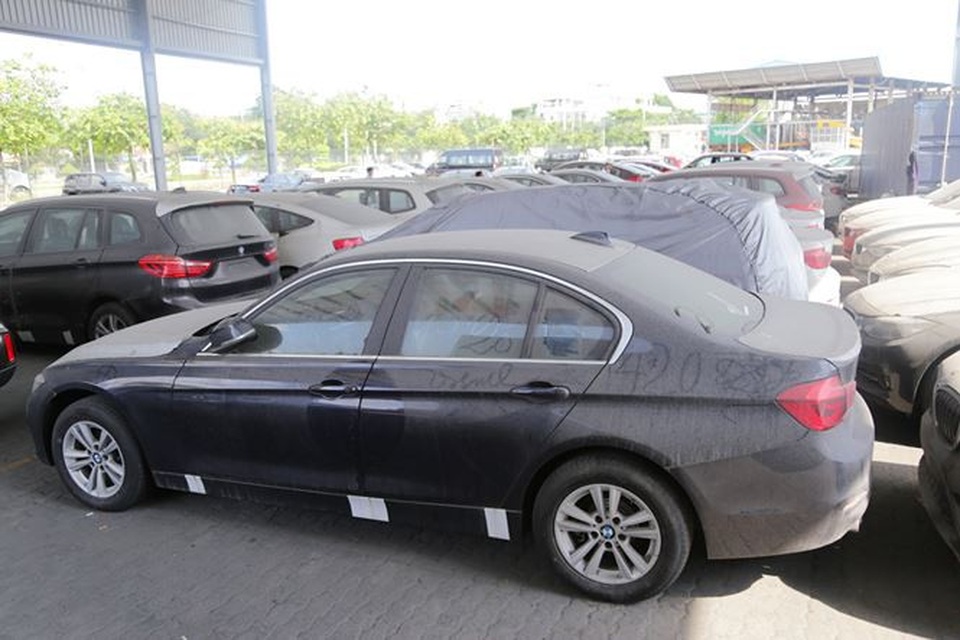 Cận cảnh lô xe BMW nằm phơi nắng, phủ bụi ở cảng Sài Gòn - 6
Theo Hải quan khu vực 3, chỉ có lô xe BMW trong container, tập đoàn BMW có cử người sang đánh giá chất lượng sau thời gian dài nằm cảng. Những chiếc xe nằm phơi nắng, phủ bụi không được quan tâm.