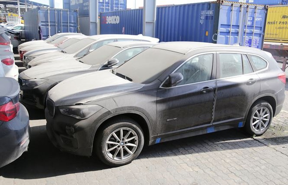 Cận cảnh lô xe BMW nằm phơi nắng, phủ bụi ở cảng Sài Gòn - 7
Nhìn bên ngoài, loạt xe BMW bị bám bụi với các lớp bụi khá dày.