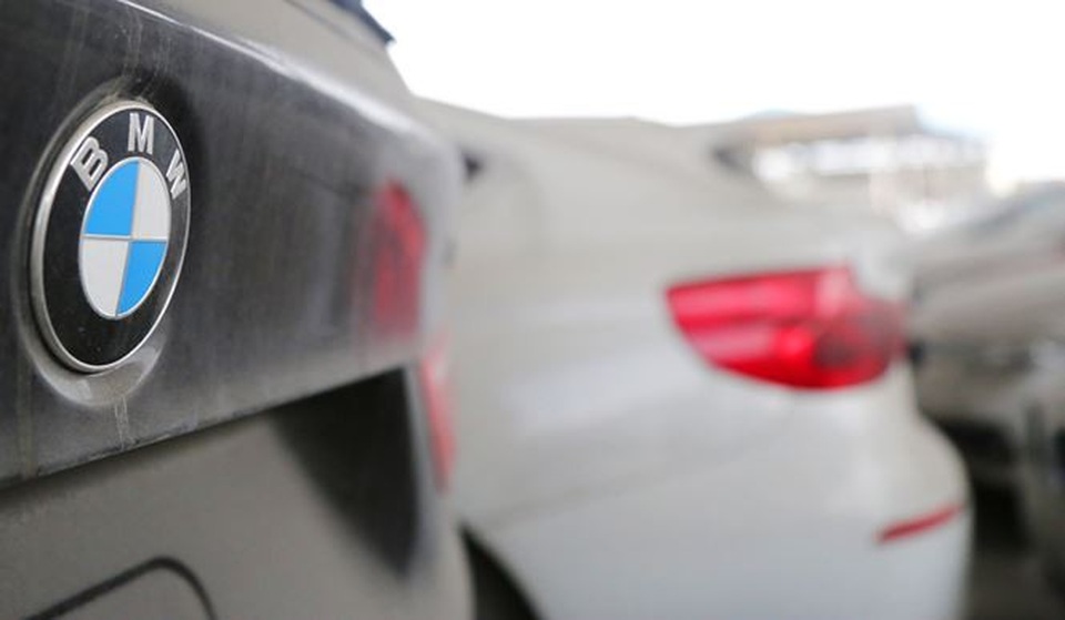 Cận cảnh lô xe BMW nằm phơi nắng, phủ bụi ở cảng Sài Gòn - 12
Sau khi dính vòng lao lý, BMW đã ngừng hợp tác với Sime Darby, cổ đông lớn của công ty Euro Auto và chỉ định Trường Hải là đơn vị phối phối chính hãng các dòng xe BMW tại Việt Nam từ ngày 1/1/2018.