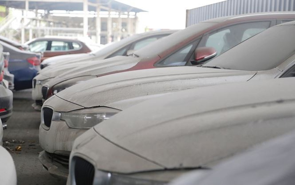 Cận cảnh lô xe BMW nằm phơi nắng, phủ bụi ở cảng Sài Gòn - 8
Dãy xe BMW nằm sát nhau với phần đầu xe bám bụi.
