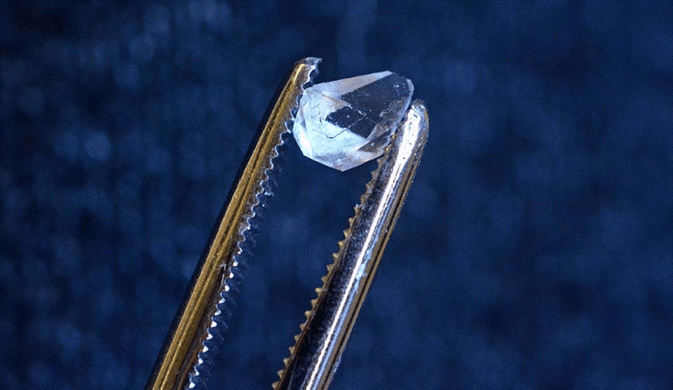 Dấu vết tinh thể thời gian trong… đồ chơi trẻ em - 1
Tinh thể monoammonium phosphate chứa đựng manh mối về một tinh thể thời gian đơn lẻ. Ảnh: Michael Marsland/Đại học Yale.