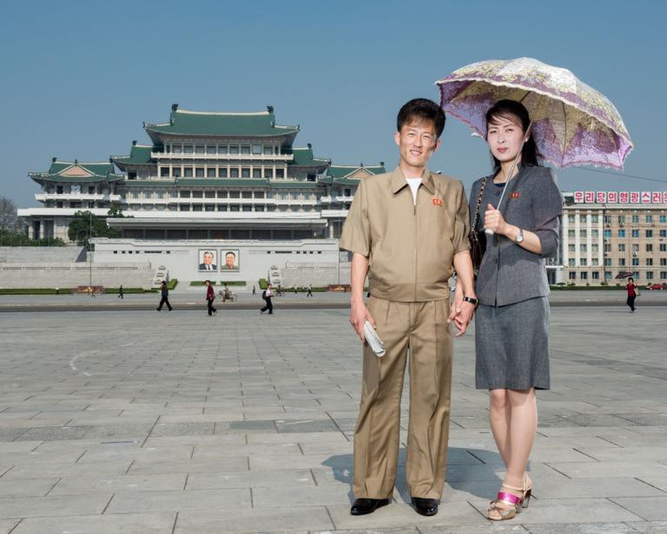 Một cặp đôi chụp ảnh tại Quảng trường Kim Nhật Thành - nơi thường diễn ra các lễ duyệt binh với quy mô lên tới 100.000 người. Tòa nhà phía sau họ là Trung tâm Nghiên cứu Quốc gia - một trung tâm học thuật và thư viện của Triều Tiên. (Ảnh: Stephan Gladieu)
