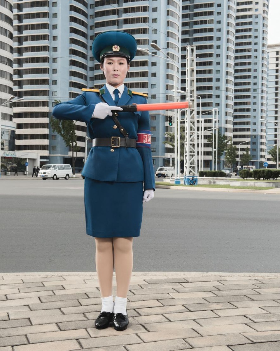 Các nữ cảnh sát giao thông thường xuyên được nhìn thấy trên các tuyến phố ở Bình Nhưỡng. Theo hãng thông tấn AFP, ngoại hình ưa nhìn là một trong số các tiêu chí để chọn nữ cảnh sát giao thông tại Triều Tiên và tuổi nghỉ hưu bắt buộc của họ là 26. (Ảnh: Stephan Gladieu)