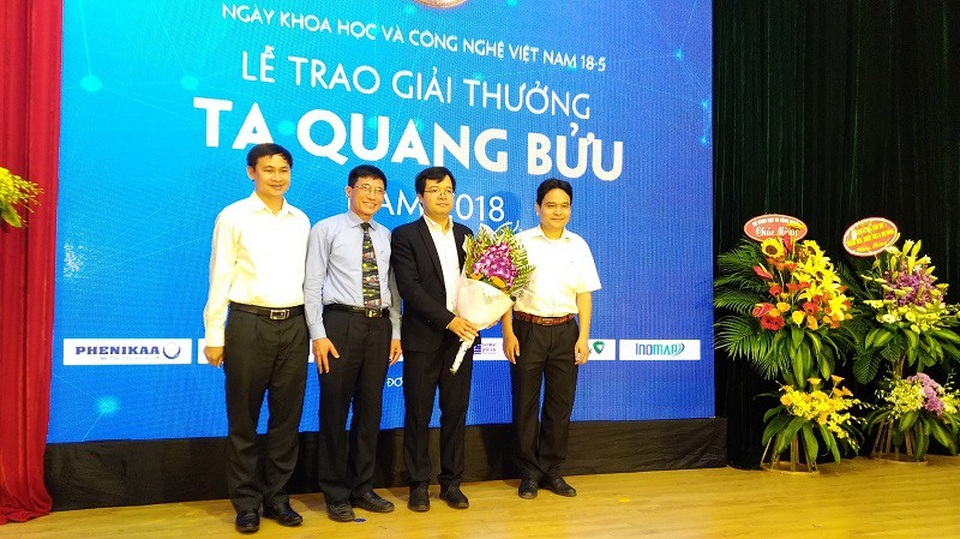Ba công trình đạt Giải thưởng Tạ Quang Bửu 2018 có gì đặc biệt? - 2
TS. Đỗ Quốc Tuấn chụp ảnh lưu niệm cùng với người thân ở lễ trao Giải thưởng Tạ Quang Bửu năm 2018.