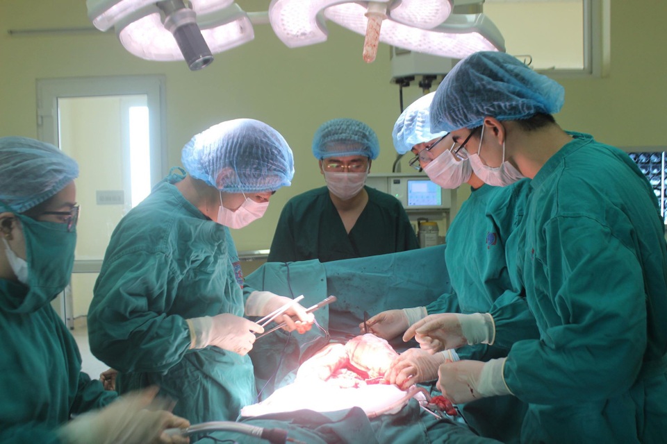 Đi khám đau bụng, phát hiện u khủng lớn hơn 10kg - 2 Các bác sĩ phải trải qua ca phẫu thuật căng thẳng, kéo dài hơn 5 tiếng đồng hồ để bóc khối u cho bệnh nhân.