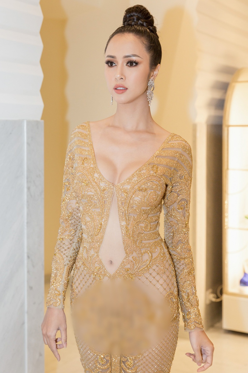 “Quả bom sex” của showbiz Việt tiếp tục chọn mẫu đầm khoe vòng 2 phô diễn lộ cả rốn, không chỉ vậy đầm xuyên thấu còn lộ cả phần nhạy cảm khiến cô rất dễ rơi vào tình huống không hay.