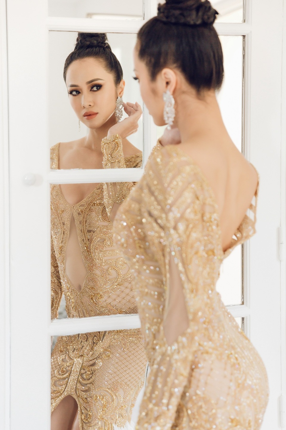 Trước những khen chê trái chiều về trang phục của mình ở Cannes, Vũ Ngọc Anh chia sẻ: Sáng dậy đọc một bài báo về cô nàng diễn viên cá tính Kristen Stewart cởi giầy trên thảm đỏ Cannes mà chỉ muốn được làm như cô ấy. Đôi lúc sự cố gắng nỗ lực của một người nghệ sĩ bị đánh giá mong manh quá.