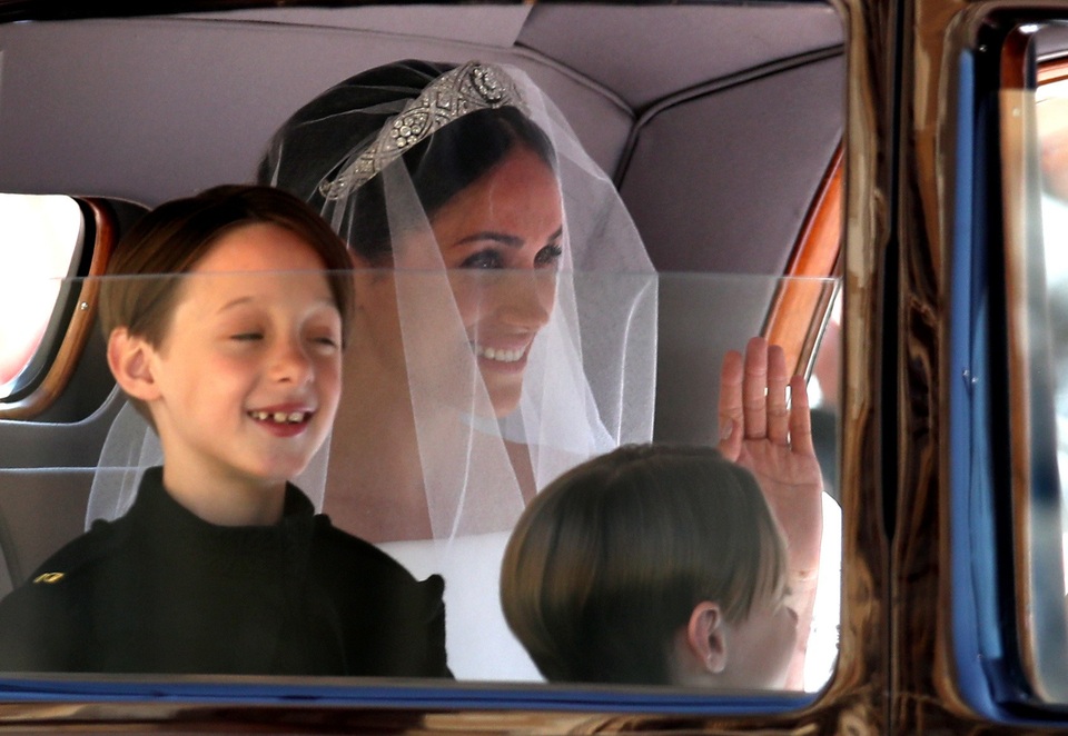 Những khung hình đẹp trong đám cưới cổ tích của Hoàng tử Harry - 7
Cô dâu Meghan cùng mẹ di chuyển tới lễ đường.